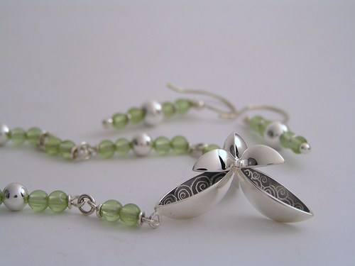 Silver and peridot three-pod necklace set